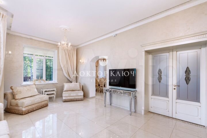 Коттедж 589,6 м² на участке 22 сот.