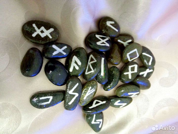 Скандинавские руны на камне