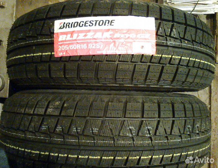 Bridgestone Blizzak Revo GZ 205/60 R16