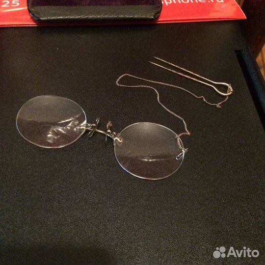 Антикварное пенсне с заколкой на цепочке в коробке