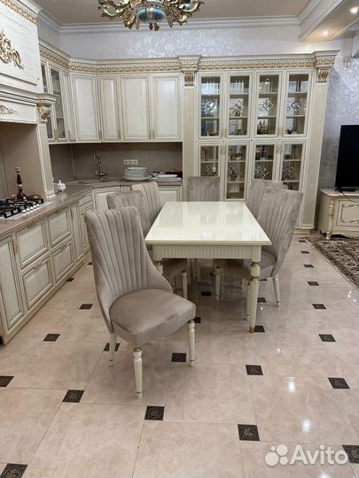 Стол и стулья