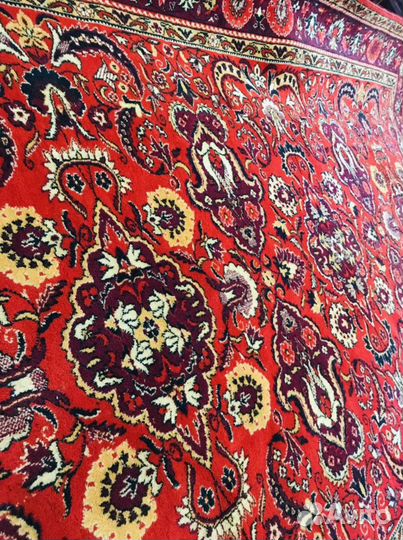 Ковер 1985 шерстяной весел на стене