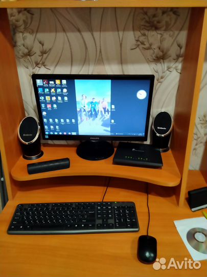 Настольный компьютер с монитором и колонками