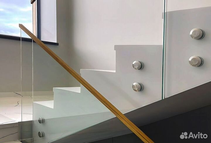 Стеклянное ограждение лестницы