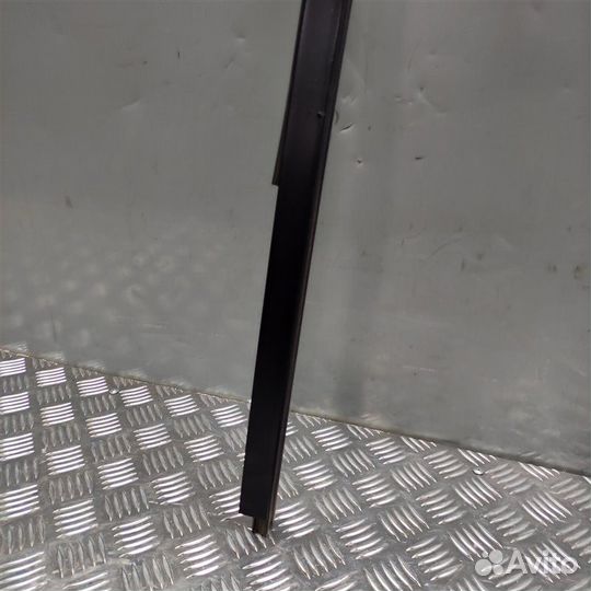 Направляющая стекла задняя правая Renault Sandero