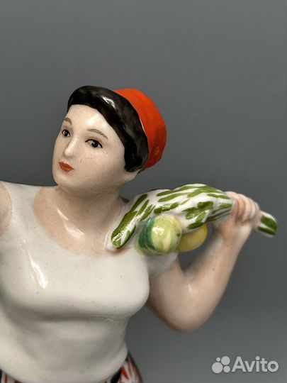 Статуэтка Сборщица яблок лфз