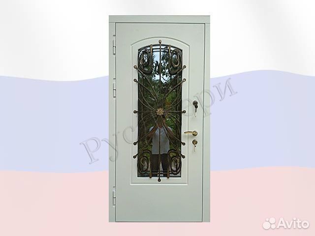 Металлическая входная дверь с окном и ковкой