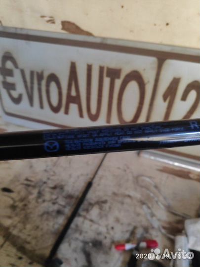 Амортизатор багажника Mazda 3