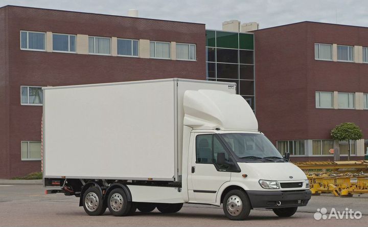 Водители на своих автомобилях на работу