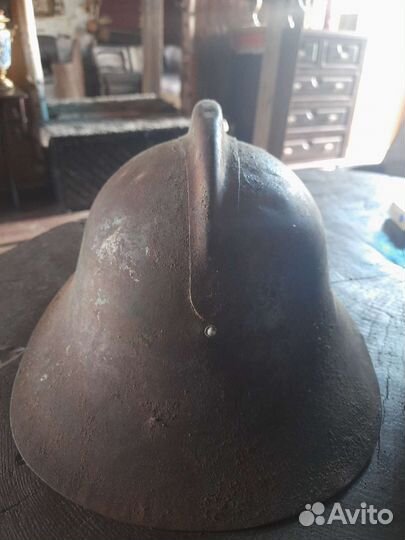 Старинный пожарный шлем каска