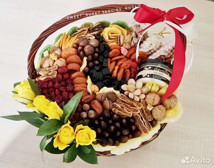 Корзина с сухофруктами