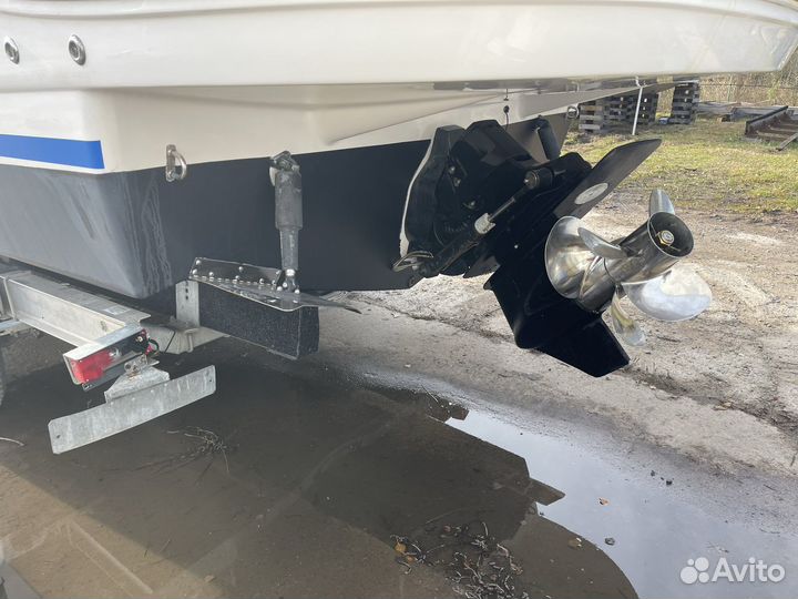 Каютный катер Rinker 260 Express Cruiser