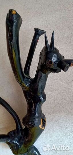 Фигурка из корневища и веток кустарника