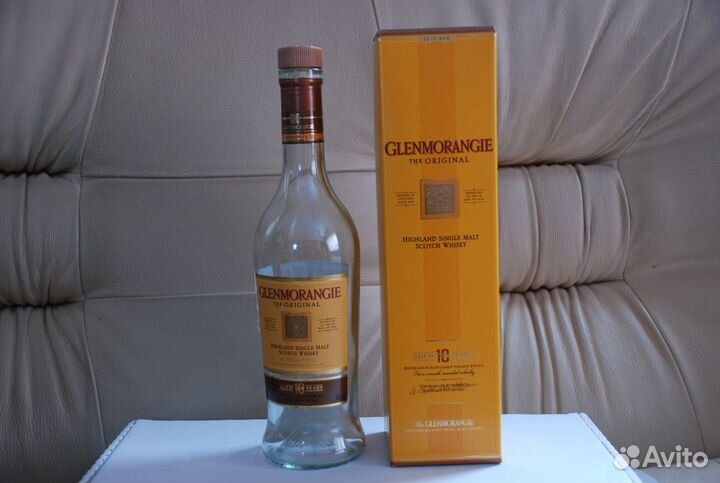 Пустая бутылка виски,коньяка с коробкой