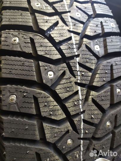 Bridgestone Blizzak Spike-02 215/60 R16