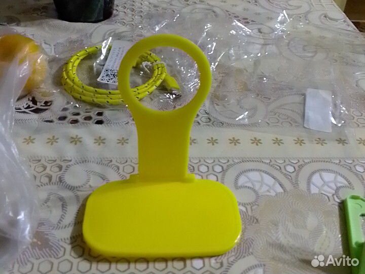 Подставки для телефонов.желтую можно вешать на роз