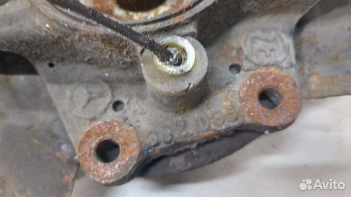 Ступица (кулак, цапфа) левая передняя Mercedes ML W163