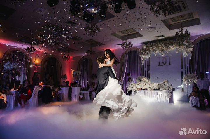 Тяжелый дым, конфетти, снег, лепестки на свадьбу