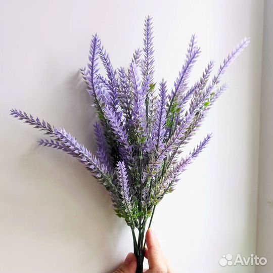 Искусственные цветы и лианы