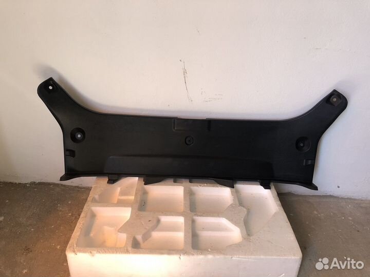 Накладка замка багажника на Камри v55 v50