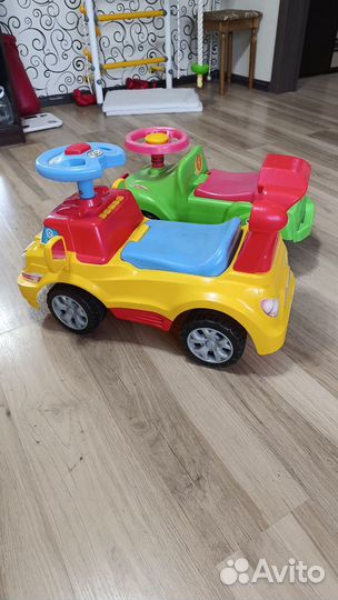 Машинка-каталка детская красно-зеленая