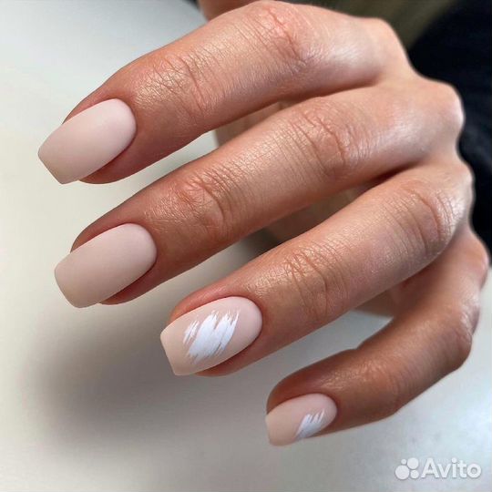 Маникюр и педикюр в студии