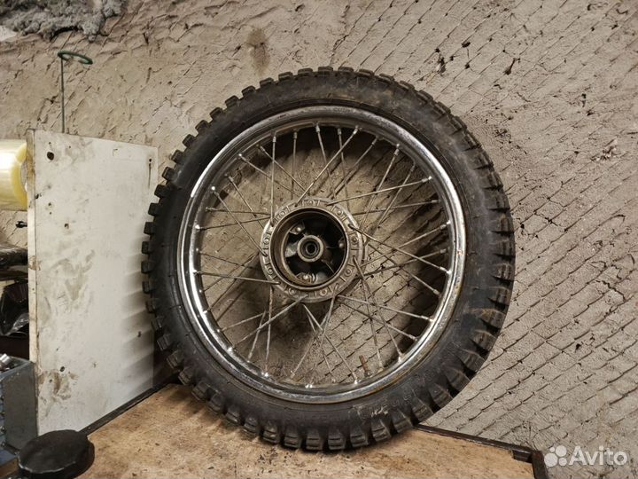 Колесо на мотоцикл чезет кросс