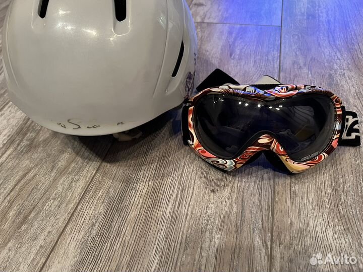 Горнолыжные очки и шлем
