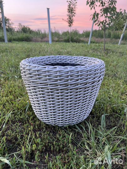 Кашпо для цветов из ротанга