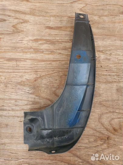 Подкрылок задний правый Toyota Prius 2 NHW20