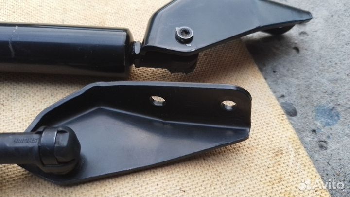 Стойка двери (крышки) багажника nissan NV200