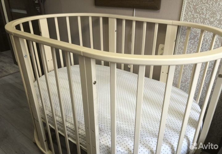Кроватка с маятником круглая