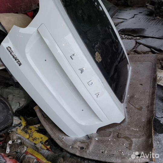 Крышка багажника белая на гранту хэтчбек 21г