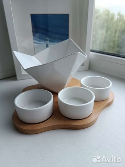 Набор посуды: салатник и ёмкости для соуса. Новый