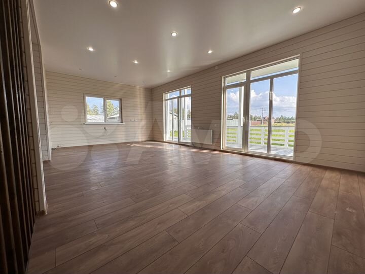 Дом 195 м² на участке 8,5 сот.