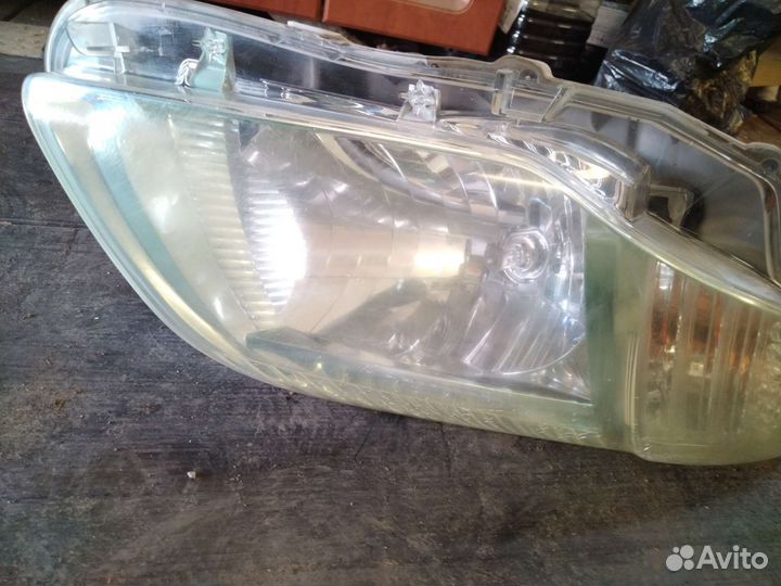 Передние фары на Corolla Fielder 2009 nze 144