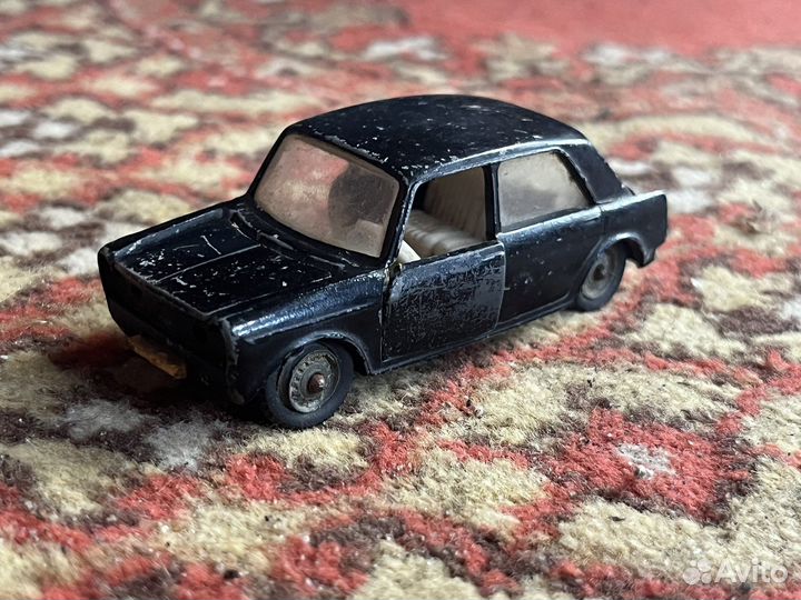 Модель автомобиля 1:43