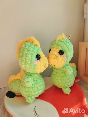 Динозаврики брелки вязаные игрушки