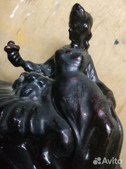 Кабинетная, каминная скульптура под часы