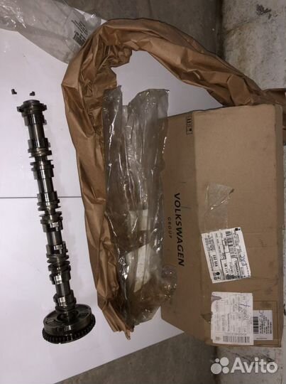 Вал впускных клапанов