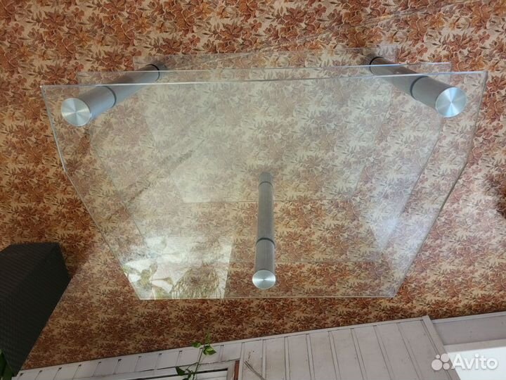 Тумба под телевизор из стекла