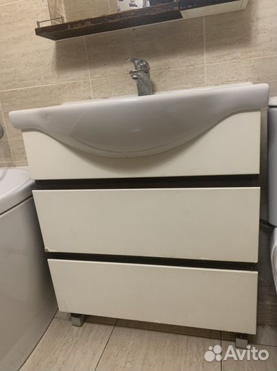 Полка в ванную с зеркалом и раковина с ящиками