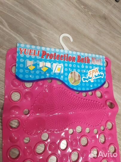 Резиновый коврик в ванну