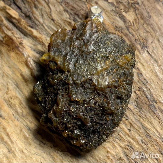 Кулон из дикого янтаря