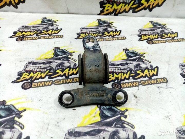 Кронштейн задний левый Audi A6 C4 AAH 1995