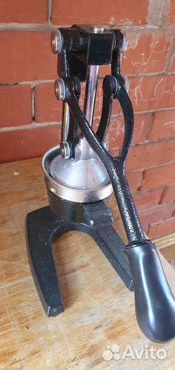 Механическая соковыжималка для цитрусовых