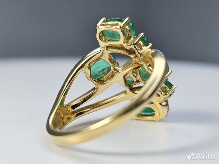 Золотое кольцо с бриллиантами и изумрудами 585