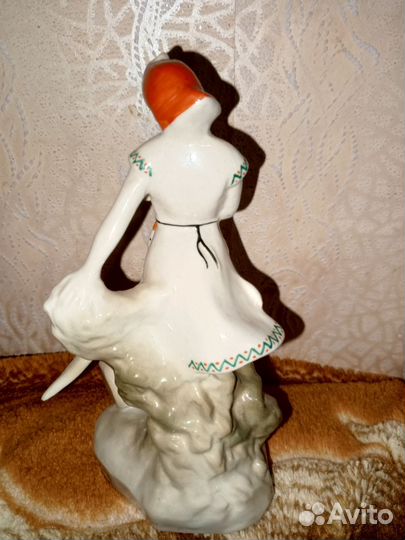 Фарфоровая статуэтка Сысерть, Птичница