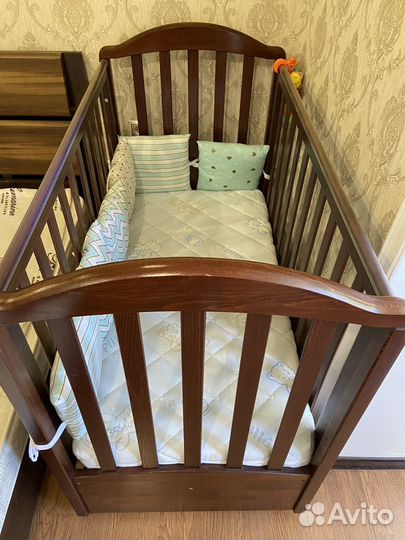 Детская кроватка с маятником