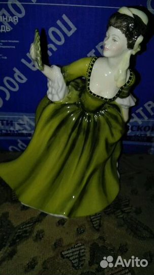 Фарфоровая статуэтка Royal Doulton Дама с веером